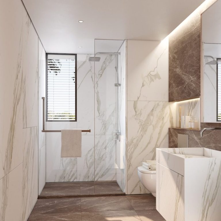 Modernes Badezimmer mit marmorierten Wänden, Dusche und eleganter Sanitäranlage.