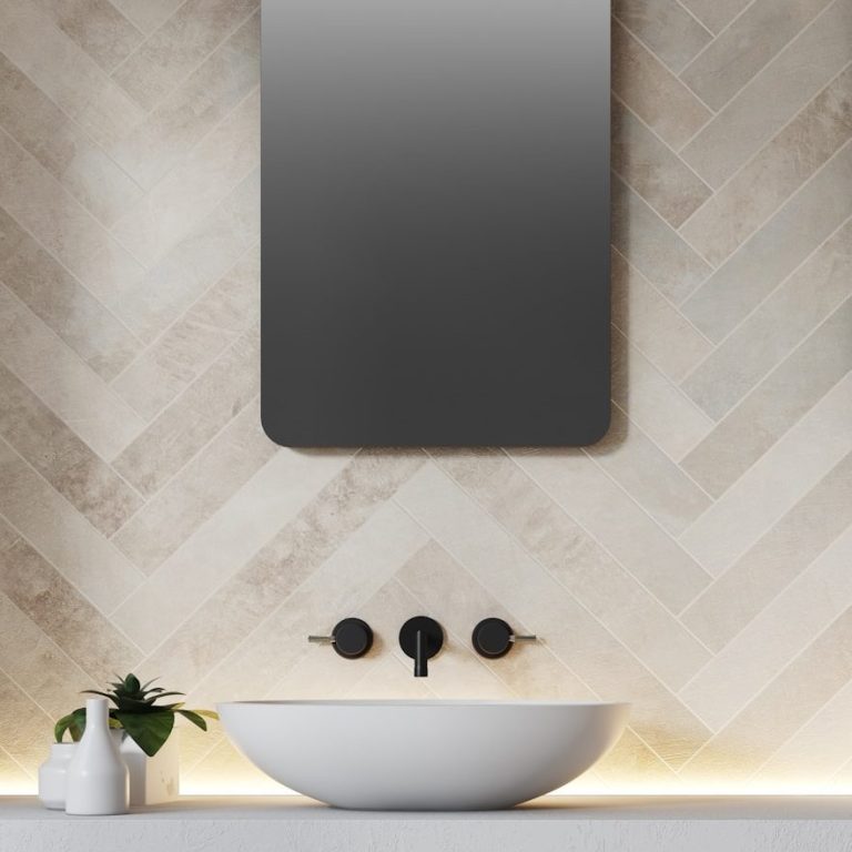 Modernes Bad mit Mosaikfliesen, Waschbecken und frischen Blumen.