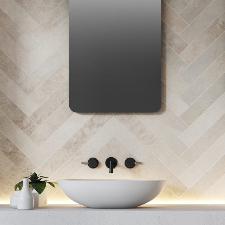 Moderne Badezimmeransicht mit rundem Waschbecken und minimalistischer Spiegelbeleuchtung.