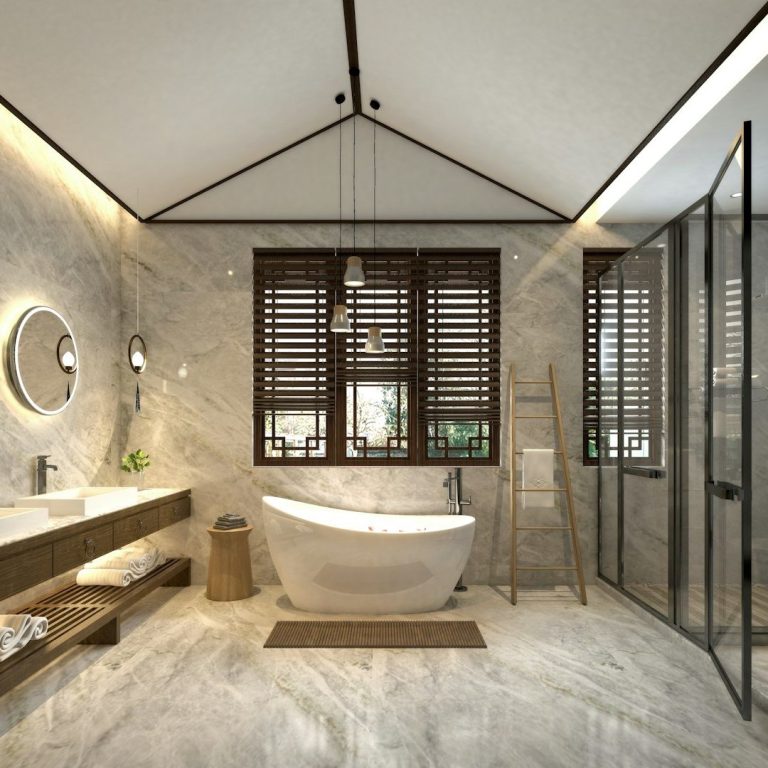 Modern Badezimmer mit freistehender Badewanne, Glasduschwand, Holzregal und natürlichem Licht.